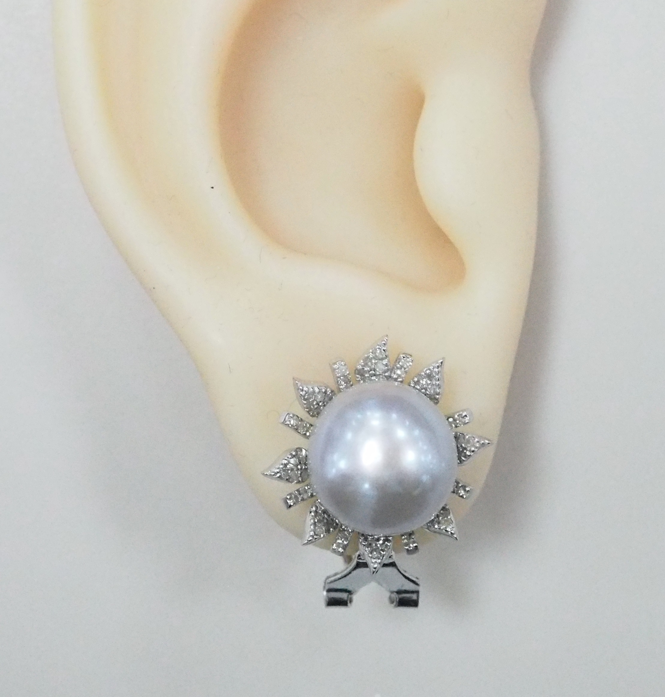 Серебряные серьги 925 пробы; вставки 2 Жемчуг культ.серый 18,4ct; 128 Бр.Кр-17 0,61ct 2/5